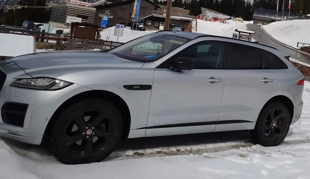 Main__Slider__Photo:Jaguar F-Pace F-PACE 25t AWD R-SPORT, Lederaussta... 09/2019-0