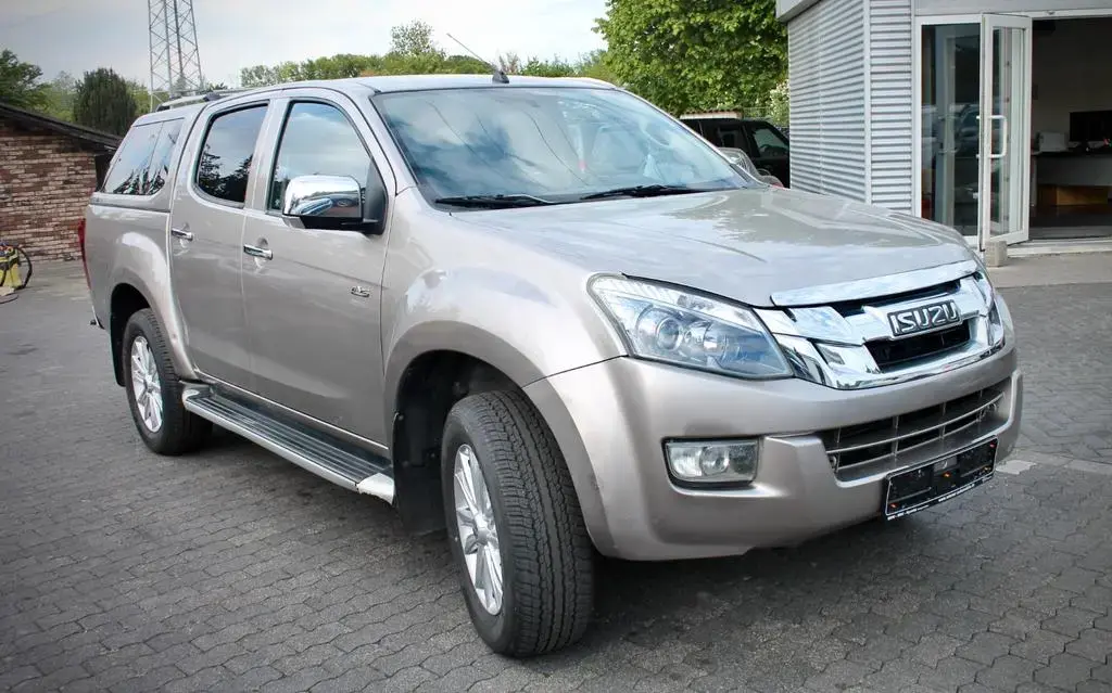 Main__Slider__Photo:Isuzu D-Max Double HardTop Cab 4WD Aut. Leder Navi 10/2016-1