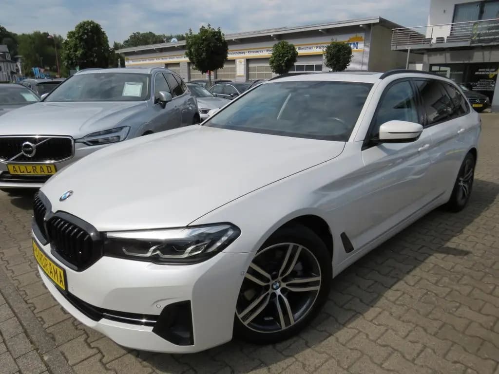 Main__Slider__Photo:BMW 5 Series 520d touring Sport Line *1.HAND*LEDER*HUD*KAMERA 08/2020-0
