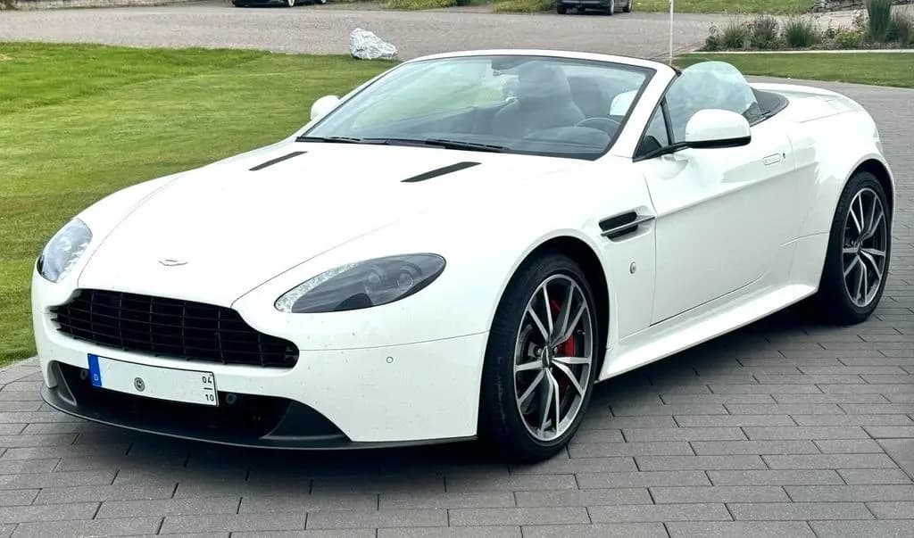 Main__Slider__Photo:Aston Martin V8 Vantage in Neuwagenzustand 09/2015-0
