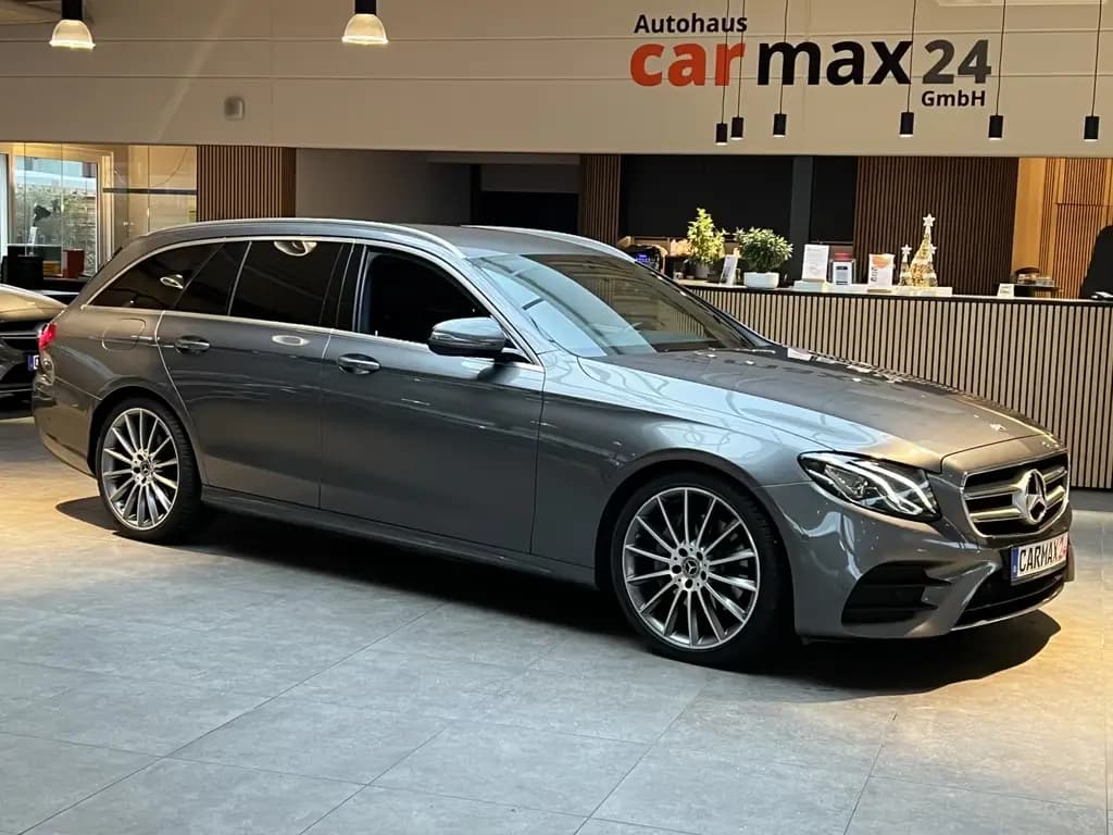 Main__Slider__Photo:Mercedes-Benz E-Class E220d AMG-Line Navi Kamera Burmester LED 01/2018-0