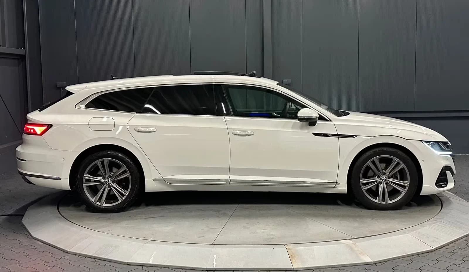 Main__Slider__Photo:Volkswagen Arteon Shooting Brake DSG Elegance Leder+PanoSD+ 11/2021-0