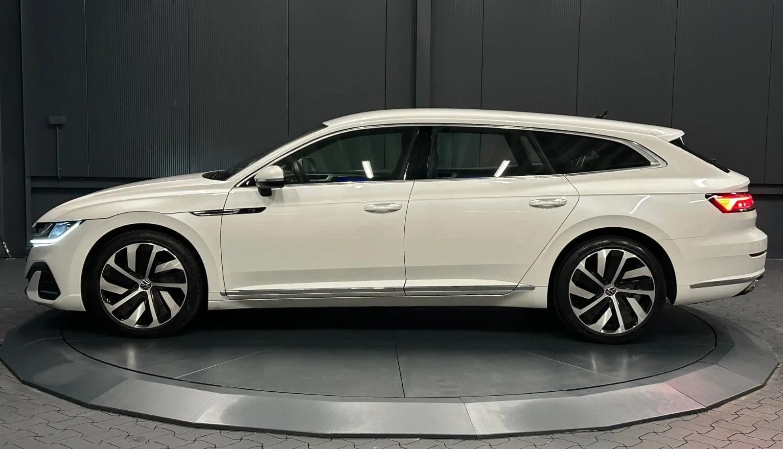 Main__Slider__Photo:Volkswagen Arteon Shooting Brake DSG Elegance Leder+PanoSD+ 08/2021-0