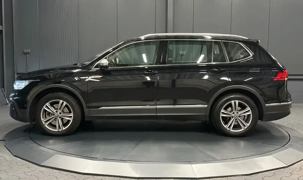 Main__Slider__Photo:Volkswagen Tiguan Allspace Life 4Motion *PANORAMA*MASSAGE* 12/2022-1
