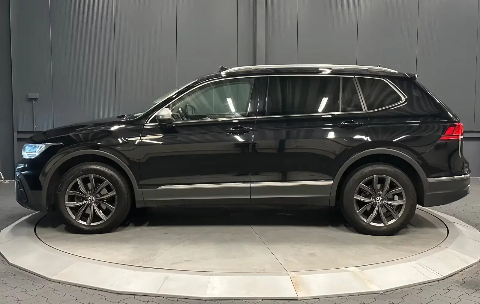 Main__Slider__Photo:Volkswagen Tiguan Allspace 11/2023-1
