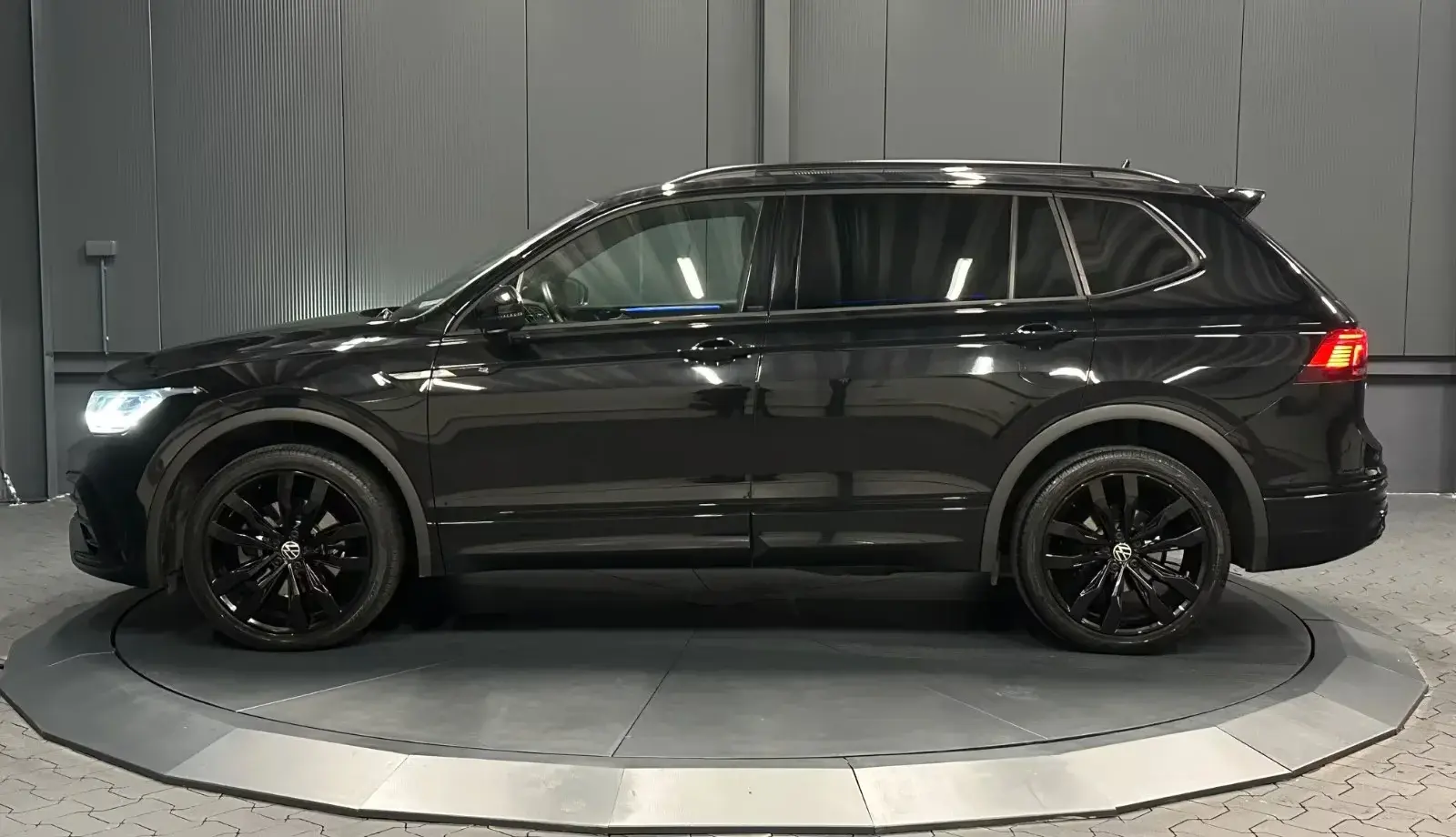 Main__Slider__Photo:Volkswagen Tiguan Allspace 11/2022-1