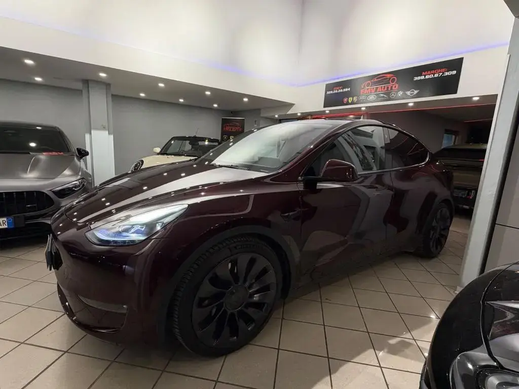 Main__Slider__Photo:Tesla Model Y AWD Performance Iva esposto 02/2024-1