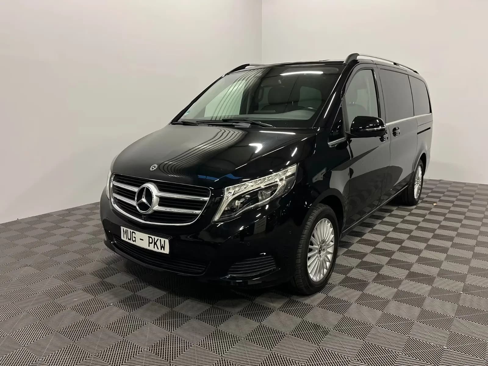 Main__Slider__Photo:Mercedes-Benz V-Class 250 02/2019-0