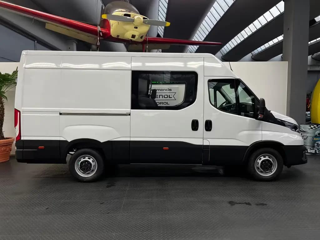 Main__Slider__Photo:Iveco Daily 35S14 CRV DoKa 7-Sitzer / Kasten NEW MODEL 01/2026-0