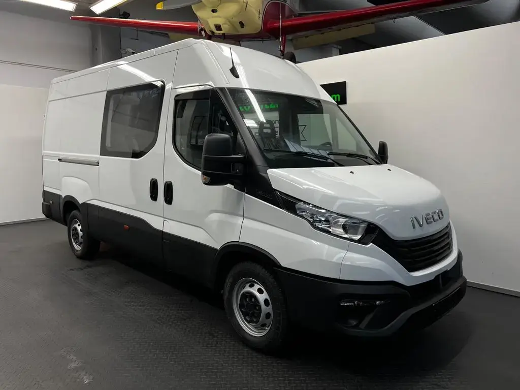 Main__Slider__Photo:Iveco Daily 35S14 CRV DoKa 7-Sitzer / Kasten NEW MODEL 01/2026-1