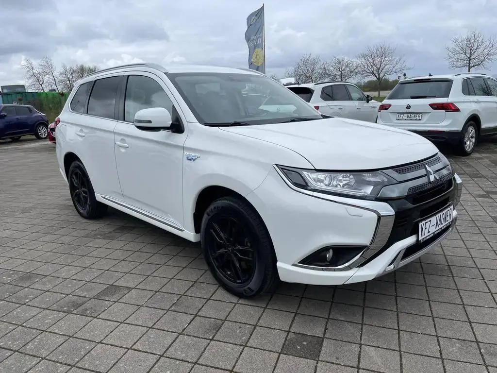 Main__Slider__Photo:Mitsubishi Outlander 2.4 PHEV Plug-in Hybrid PHEV Basis 4WD 08/2021-1