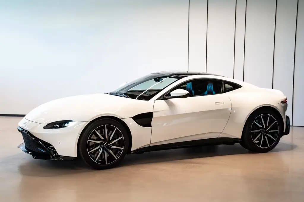 Main__Slider__Photo:Aston Martin V8 Vantage 4.0 V8 12/2019-0