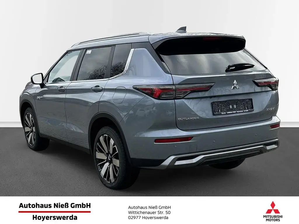Main__Slider__Photo:Mitsubishi Outlander Plug-in-Hybrid 01/2026-1