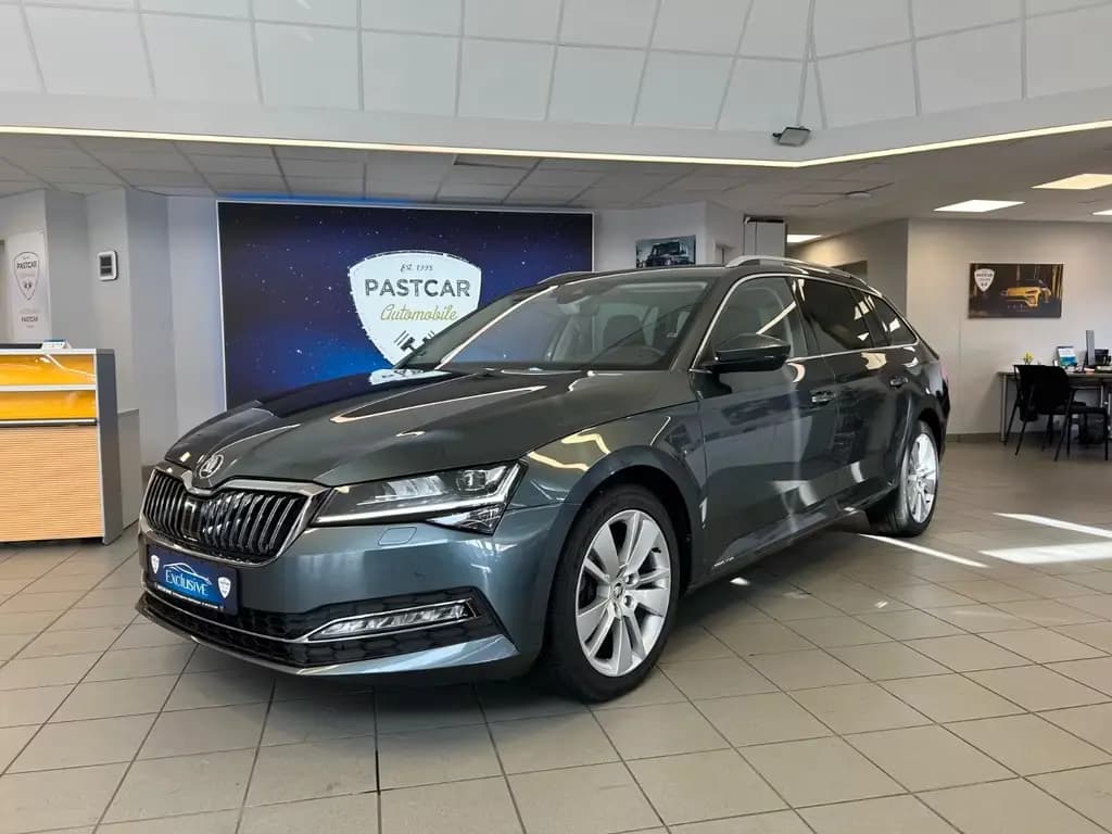 Main__Slider__Photo:Skoda Superb Combi Style- DSG - Kamera 09/2019-0