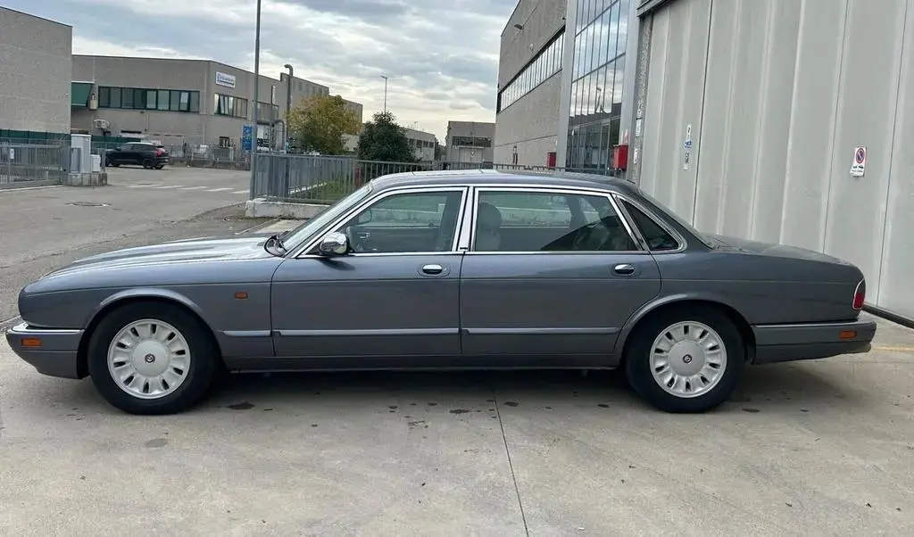 Main__Slider__Photo:Jaguar XJ Daimler 4.0 cat aut 07/1995-1