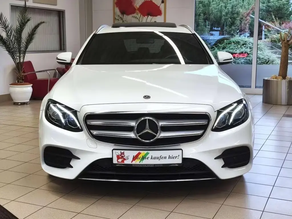 Main__Slider__Photo:Mercedes-Benz E-Class 300d T AMG Line/Navi/S-Dach/Spur/DAB/Ahk 06/2020-1