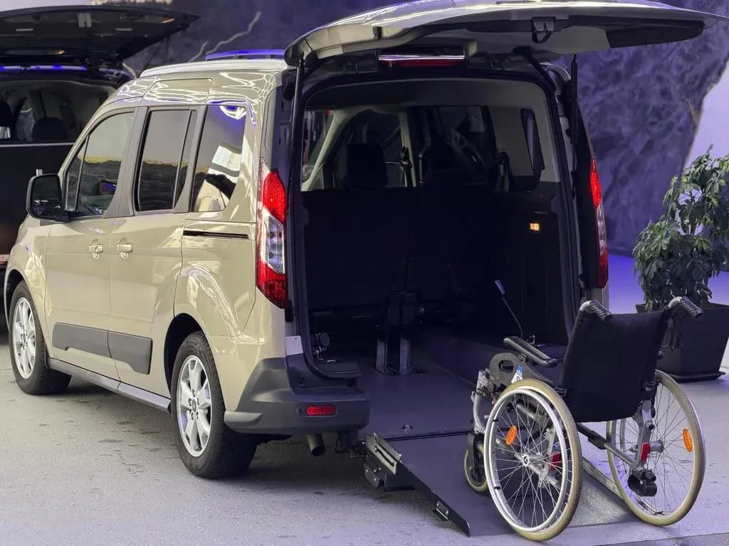 Main__Slider__Photo:Ford Grand Tourneo Tourneo-Behindertengerecht-Rampe 08/2014-0