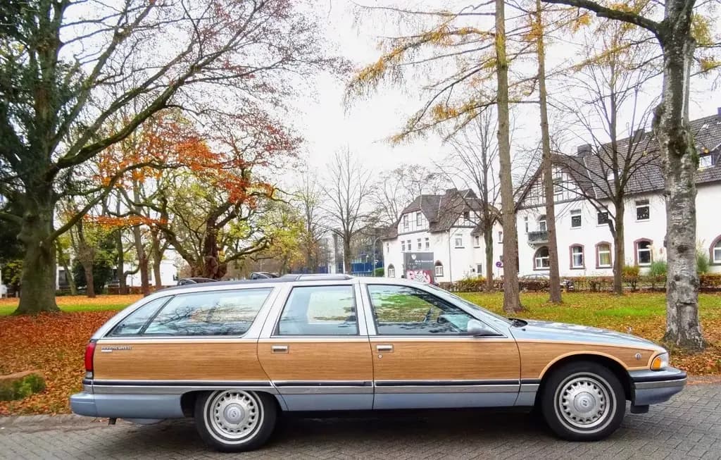 Main__Slider__Photo:Buick 1996 BUICK Roadmaster Collectors Edition 260 PS 03/1996-0
