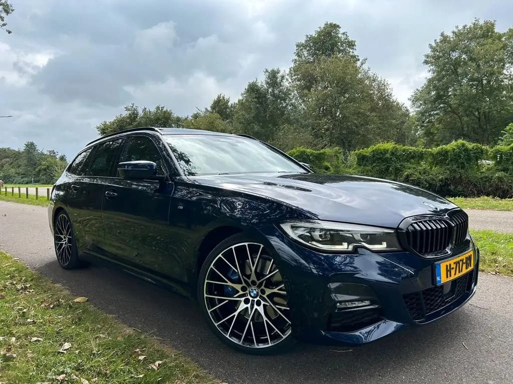 Main__Slider__Photo:BMW 2 Series BMW 330 High Executive M Sport Trekhaak 01/2020-0