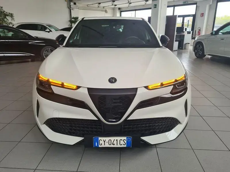 Main__Slider__Photo:Alfa Romeo Junior Ibrida 1.2 136CV Hybrid eDCT6 05/2025-1