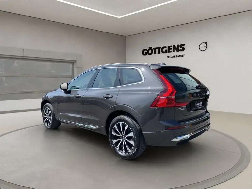 Main__Slider__Photo:Volvo XC60 B4 Plus Bright AWD LED NAVI 360° AHK 19LM 03/2023-1