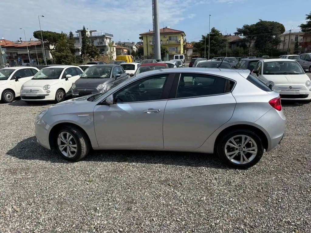 Main__Slider__Photo:Alfa Romeo Giulietta 1.6 JTDm-2 105 CV Distincti 04/2011-0