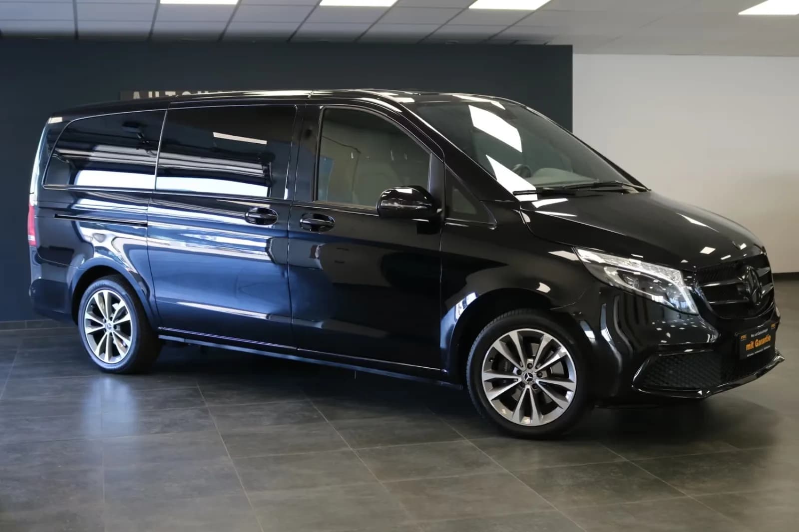 Main__Slider__Photo:Mercedes-Benz V-Class 250 09/2021-0