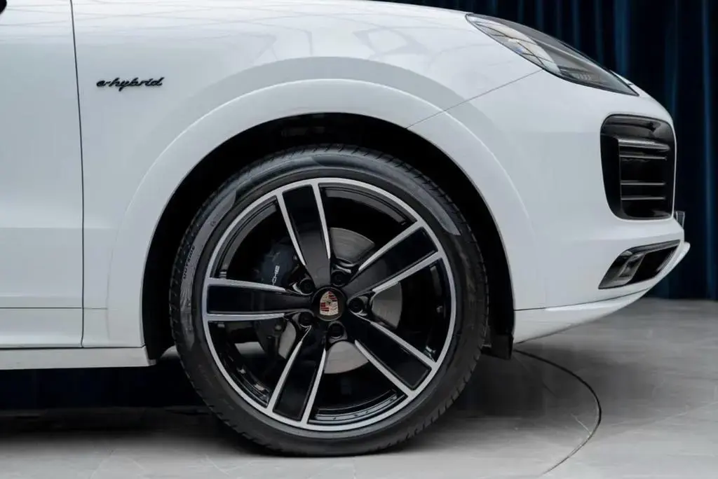 Main__Slider__Photo:Porsche Cayenne E-Hybrid Platinum Edition 08/2023-1