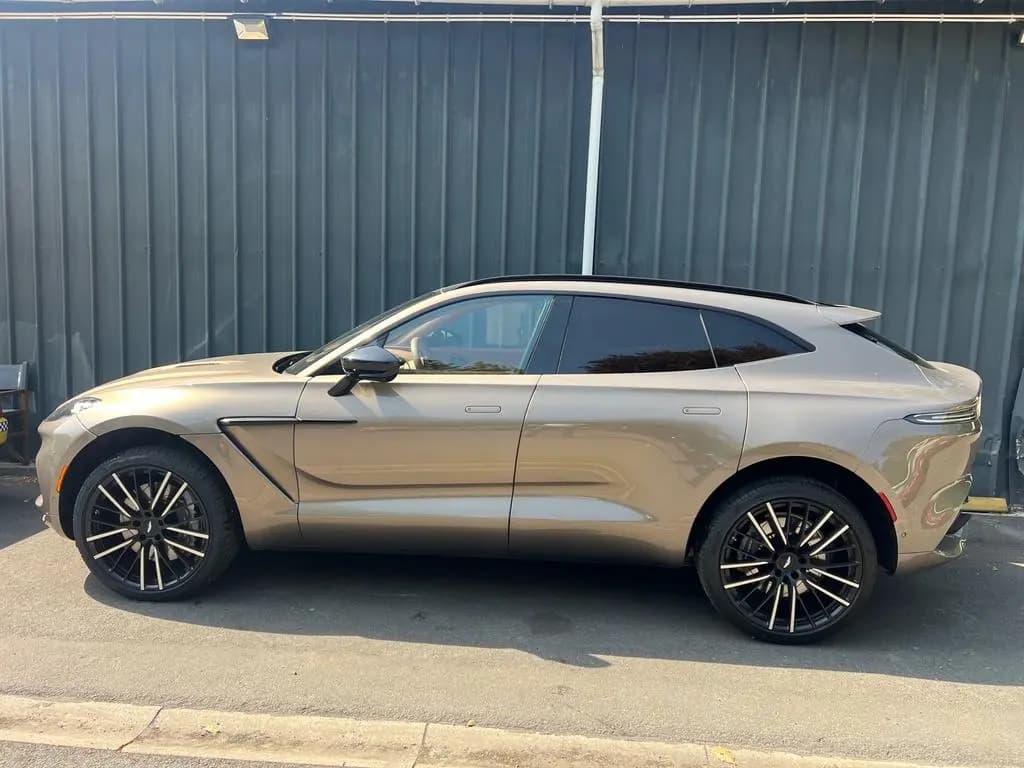 Main__Slider__Photo:Aston Martin DBX 4.0 V8 Mr Bond's family car 09/2023-0