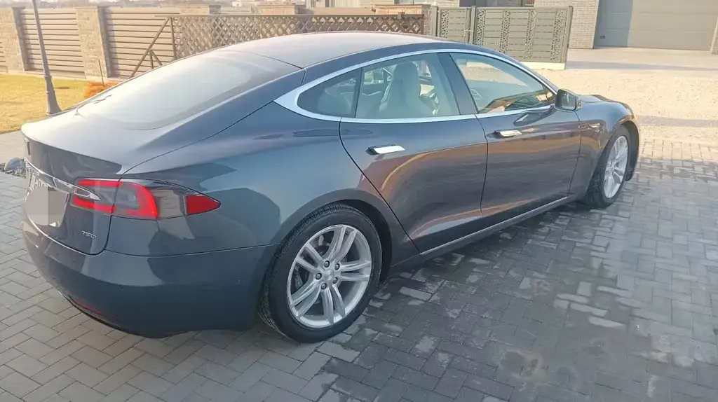 Main__Slider__Photo:Tesla Model S 70D - 05/2015-1