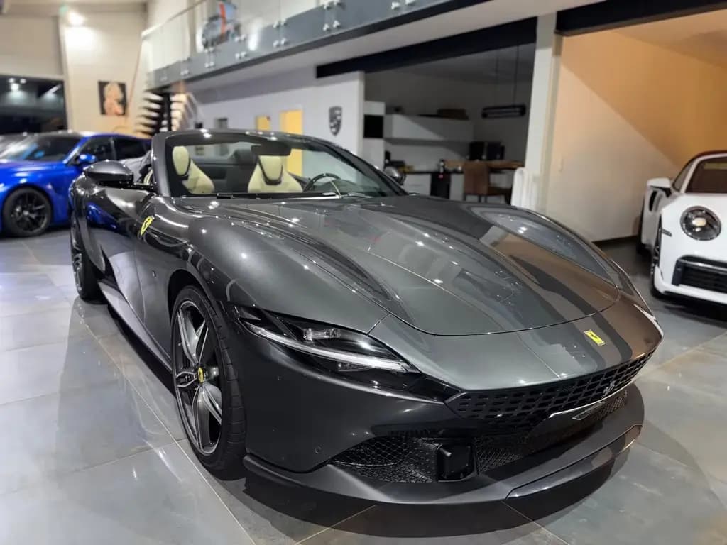 Main__Slider__Photo:Ferrari Roma Spider/Sonderlack/Carbon/Sabbia Beige/19% 09/2025-0