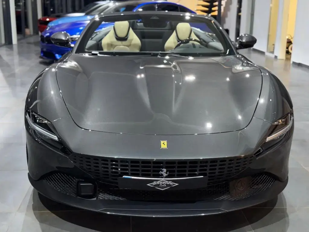 Main__Slider__Photo:Ferrari Roma Spider/Sonderlack/Carbon/Sabbia Beige/19% 09/2025-1