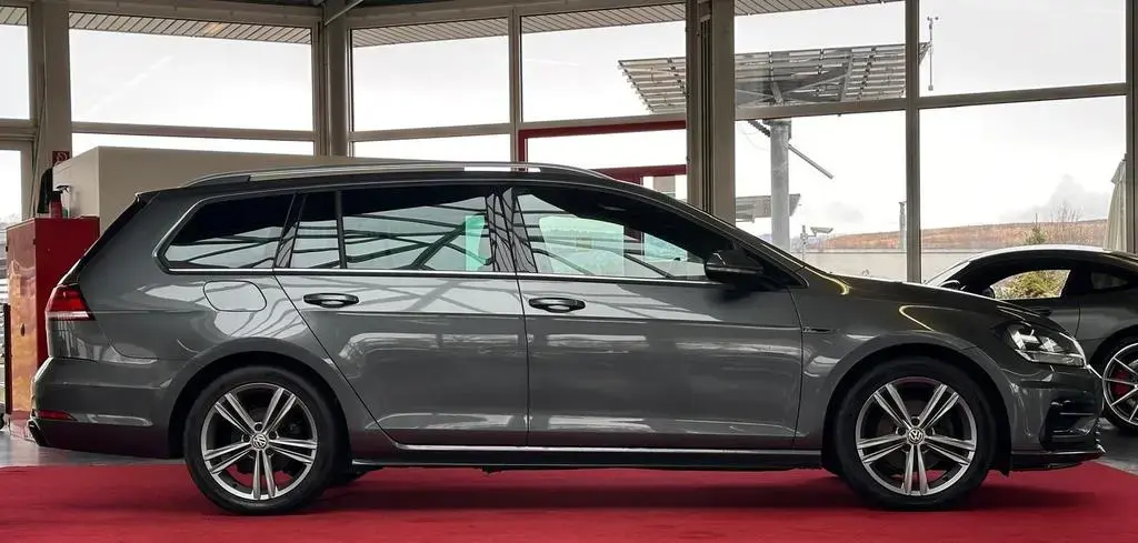 Main__Slider__Photo:Volkswagen Golf 1,5 TSI VariantDSG / R -LINE /ACC/RFK/NAVI 02/2020-1
