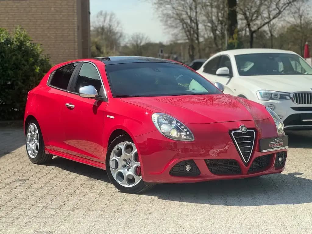 Main__Slider__Photo:Alfa Romeo Giulietta Quadrifoglio Verde Pano Navi BiXenon 01/2014-0