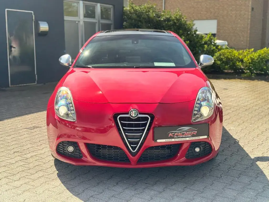 Main__Slider__Photo:Alfa Romeo Giulietta Quadrifoglio Verde Pano Navi BiXenon 01/2014-1