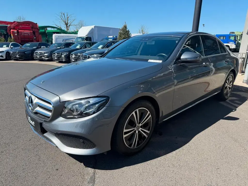 Main__Slider__Photo:Mercedes-Benz E-Class 200 Avantgarde+RFK+Multibeam+Ambiente+ 03/2017-1