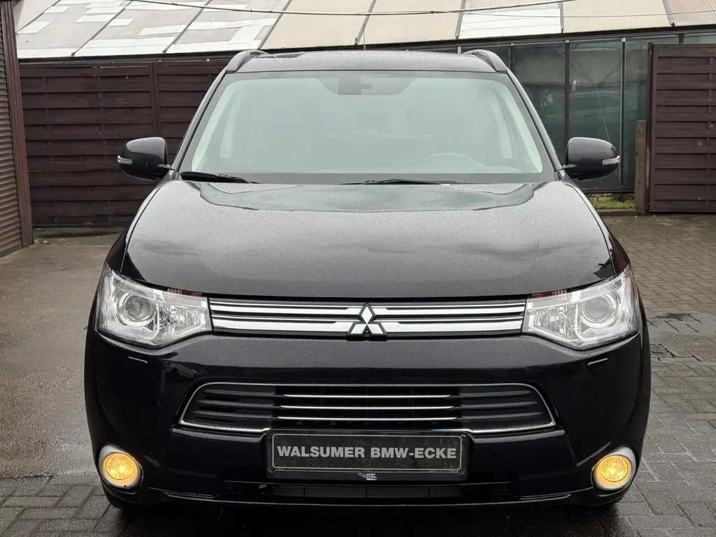 Main__Slider__Photo:Mitsubishi Outlander PHEV Instyle 4WD NAV LEDER RKAM XENON 05/2014-1