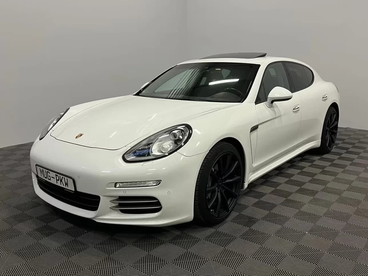 Main__Slider__Photo:Porsche Panamera 04/2016-0