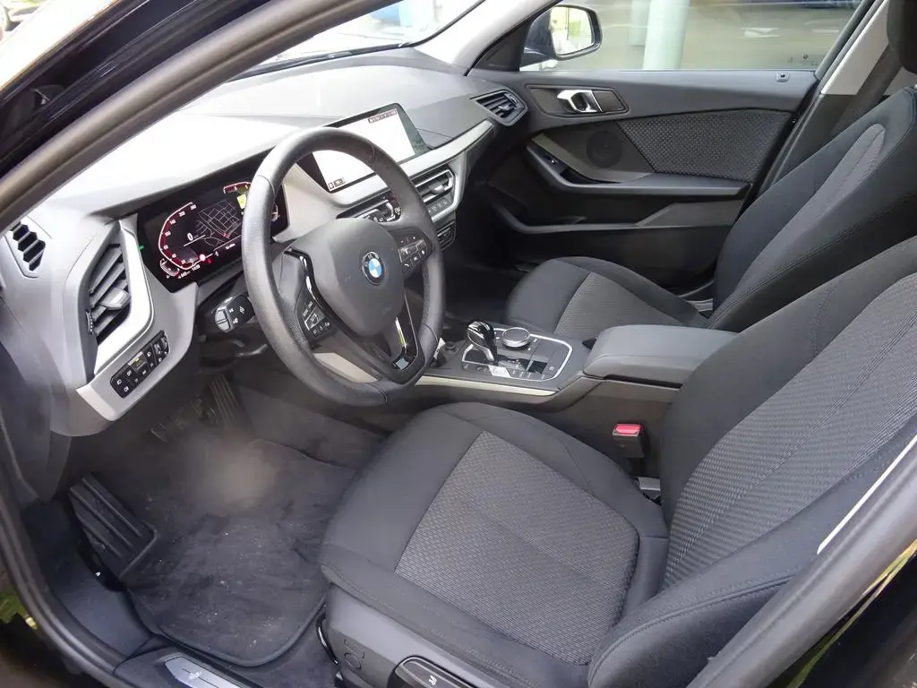 Main__Slider__Photo:BMW 1 Series 118i Lim. Advantage LED LivePro SH PDC CarPlay 03/2023-1