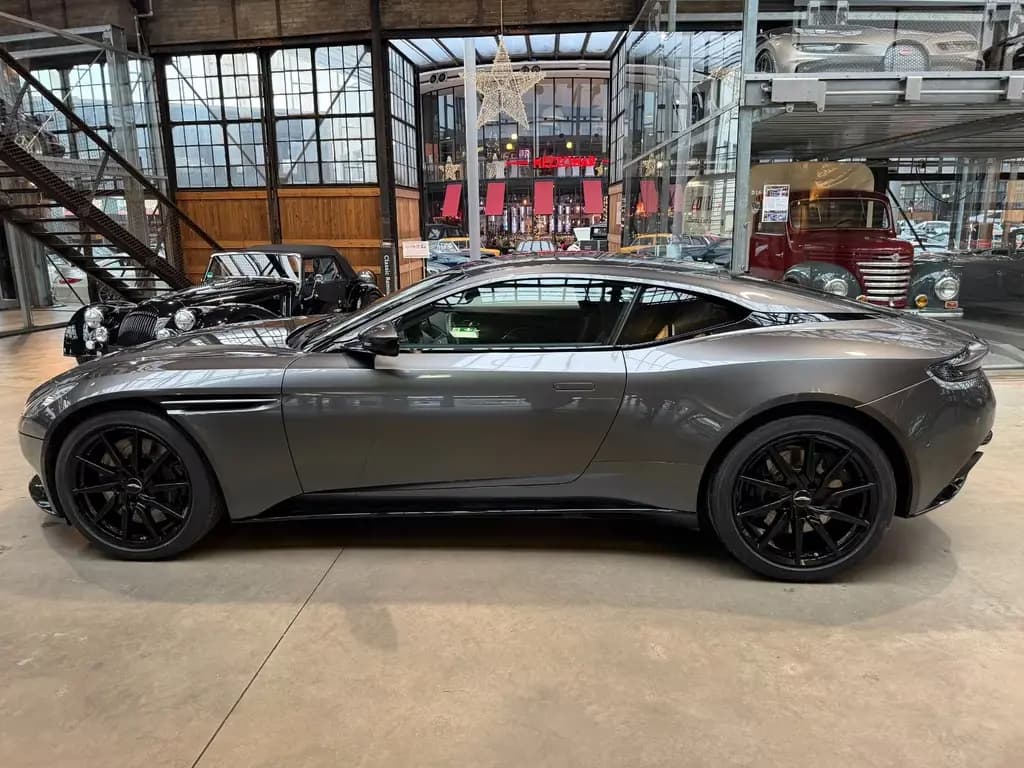 Main__Slider__Photo:Aston Martin DB11 5.2 V12 07/2017-0