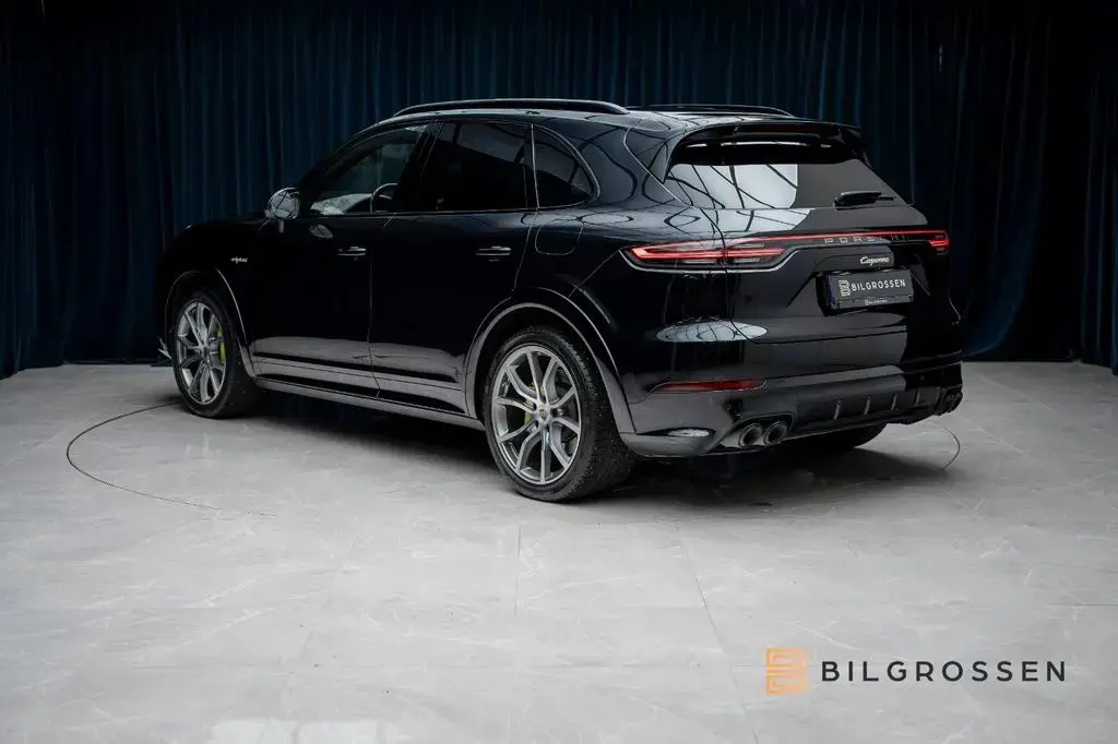 Main__Slider__Photo:Porsche Cayenne E-Hybrid SportDesign Pano HUD SoftC Bose 02/2022-1