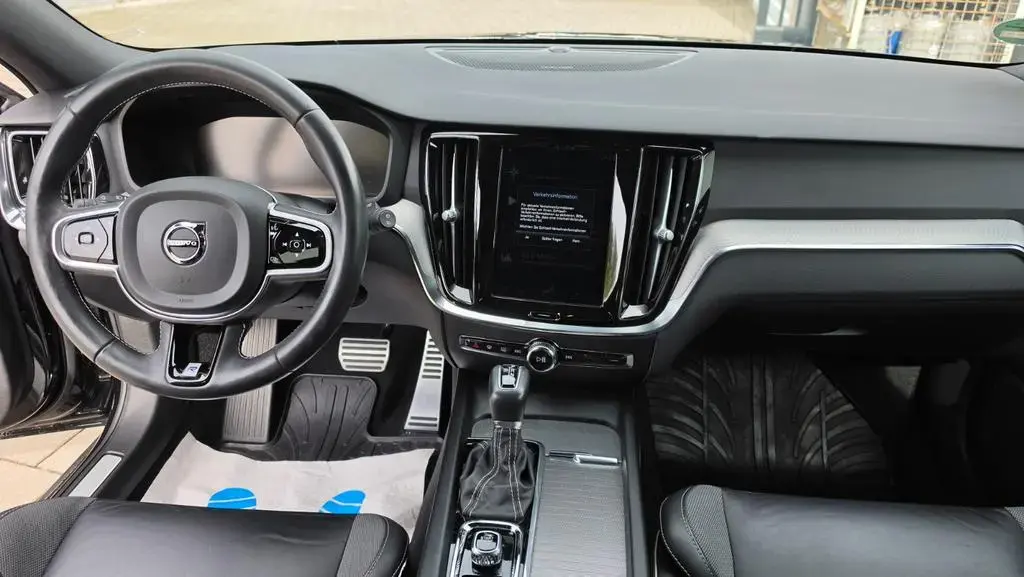 Main__Slider__Photo:Volvo V60 Kombi R Design*Navi*RFK*19"*4xSHZ*Keyless* 12/2019-1