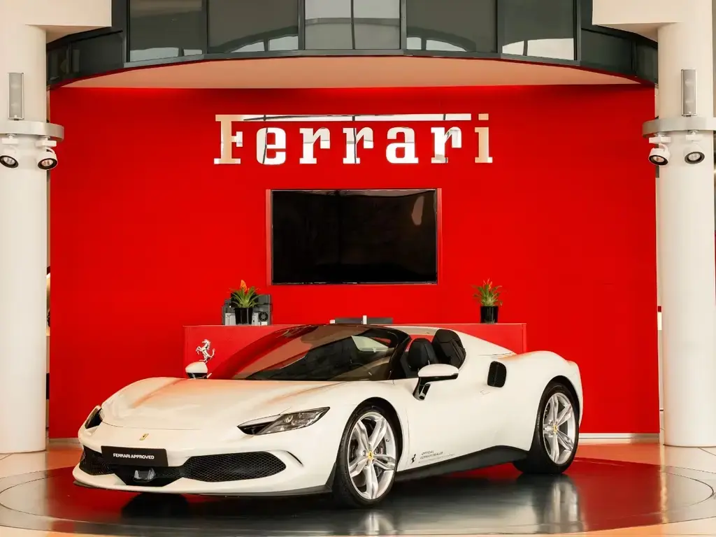 Main__Slider__Photo:Ferrari 296 GTS AppleCarplay*Adaptive-Scheinwerfer*Bianc 04/2025-1