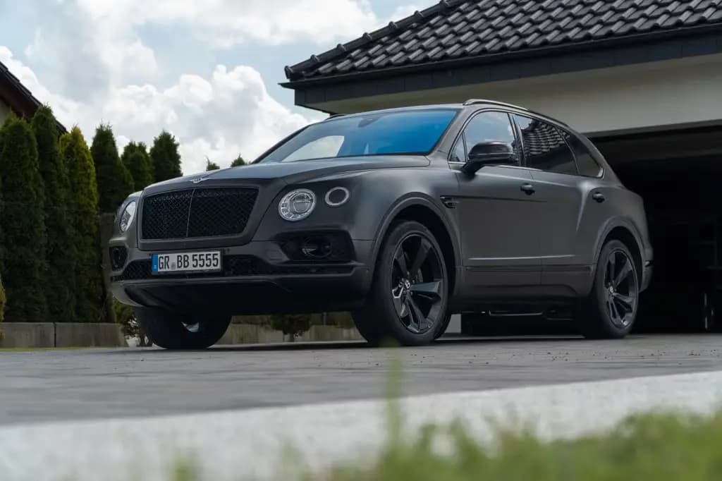 Main__Slider__Photo:Bentley Bentayga ONYX 4.0 V8 4WD Erste Hand  LED VIP 08/2018-0