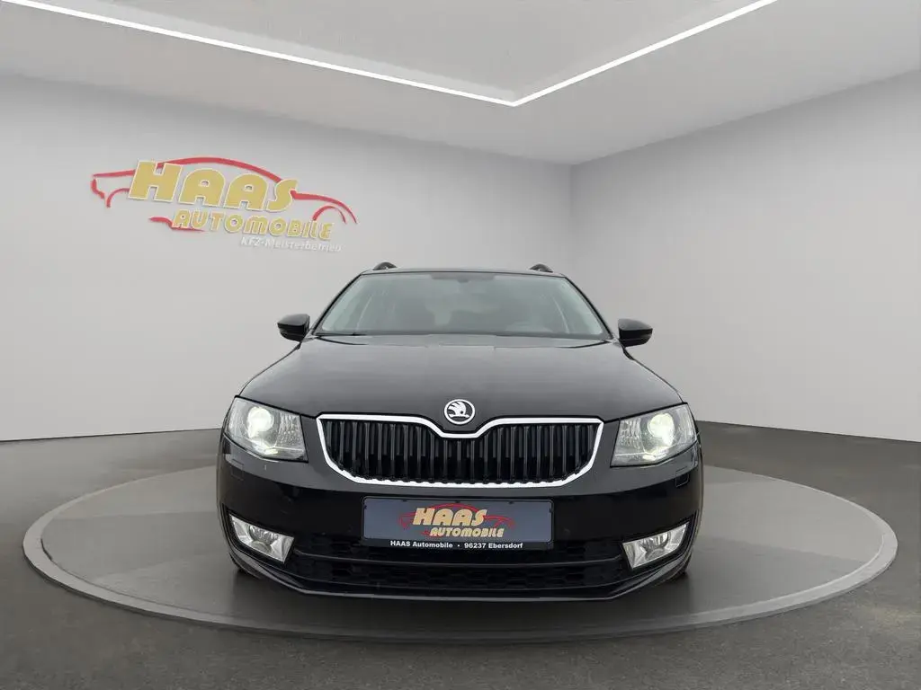 Main__Slider__Photo:Skoda Octavia Combi Edition*Xenon*AHK* 06/2016-1