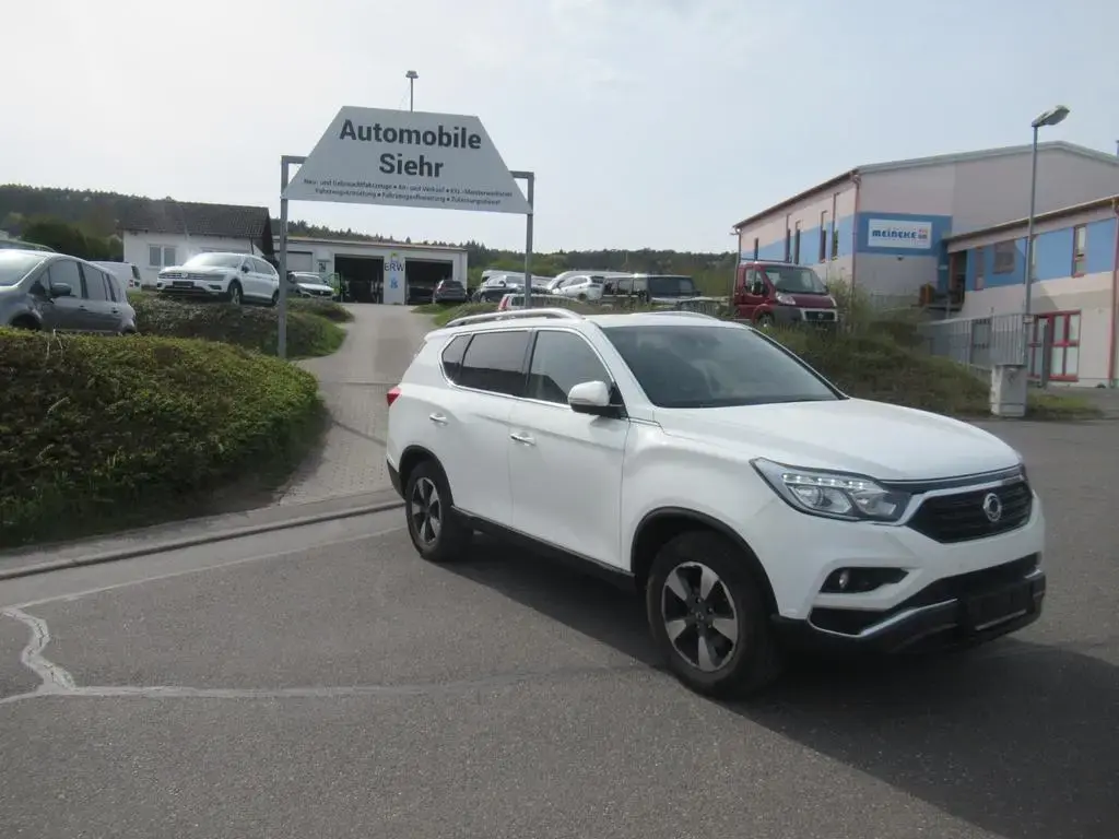 Main__Slider__Photo:Ssangyong Rexton 2.2 Diesel e-XDi 220 Sapphire 4WD 06/2018-1