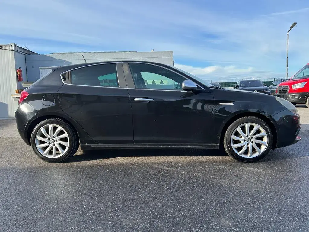 Main__Slider__Photo:Alfa Romeo Giulietta Turismo 1.4 Leder Euro 5 10/2010-1
