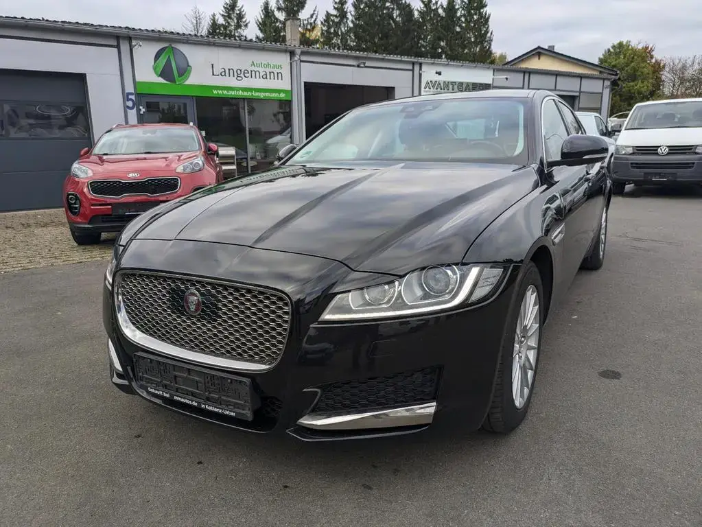 Main__Slider__Photo:Jaguar XF Prestige Lim. 2.0 NAVI XENON LEDER 02/2017-1