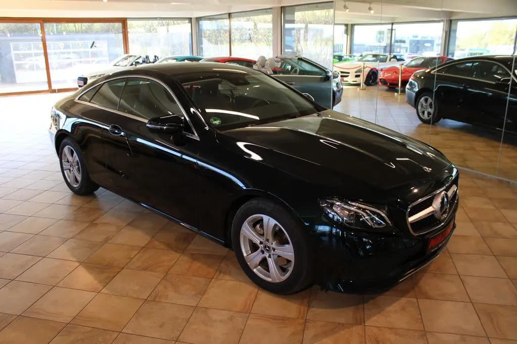 Main__Slider__Photo:Mercedes-Benz E-Class 200 Coupe *Sonderlack+2. Hand+Top* 09/2017-0