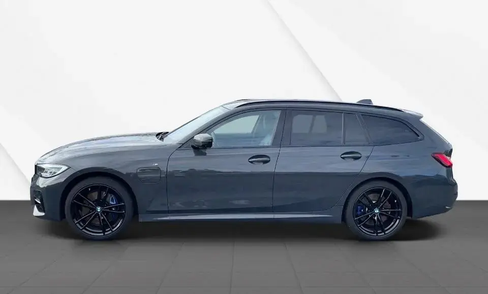 Main__Slider__Photo:BMW 3 Series 330e xDrive Touring M Sport A. M Sport 12/2020-1